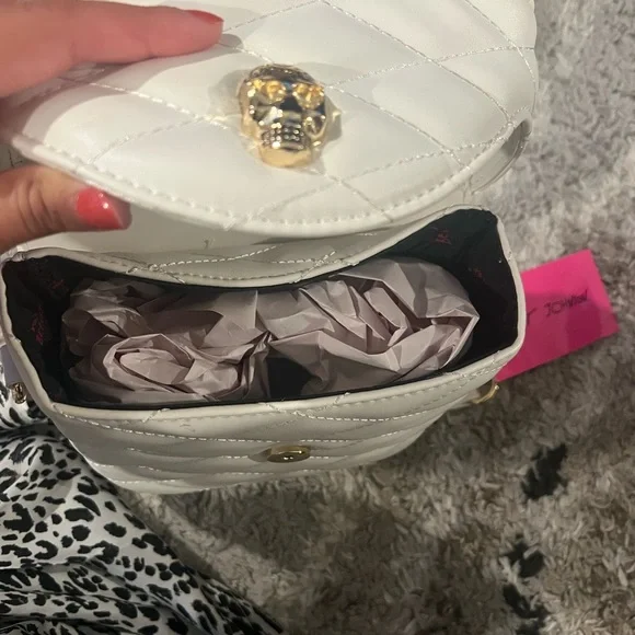 NWT Betsy Johnson Xoviola skull purse - Picture 3 of 4